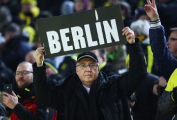 Un aficionado sostiene un cartel recordando las víctimas de Berlín en el Signal Iduna Park.