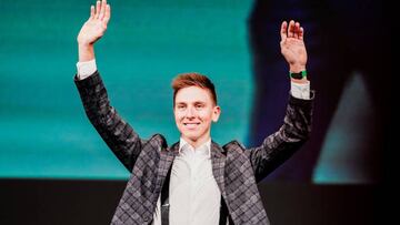 El ciclista esloveno Tadej Pogacar saluda al público durante la presentación del recorrido del Tour de Francia 2023.