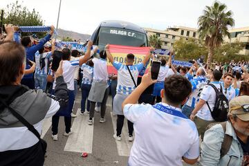 La afición del Málaga, arropando al equipo en su desplazamiento a Antequera.