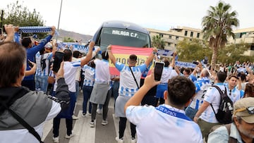 La afición del Málaga, arropando al equipo en su desplazamiento a Antequera.