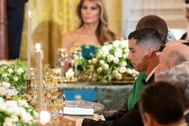 El futbolista Cristiano Ronaldo escucha al presidente Donald Trump durante una cena en honor del príncipe heredero saudí Mohammed bin Salman en el Salón Este de la Casa Blanca.