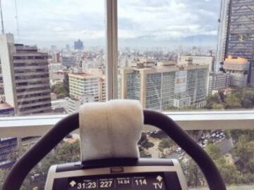 El piloto finlandés hace ejercicio con la gran vista que le da la Ciudad de México. 