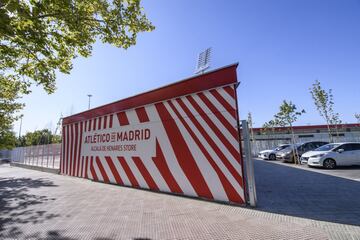 Así es el Centro Deportivo Wanda Alcalá de Henares, la nueva sede del conjunto rojiblanco situada al nordeste de Madrid. Varios equipos de su Academia comenzarán a entrenarse en estas nuevas instalaciones rojiblancas. En el recinto hay cuatro campos de fútbol-11 y otros más de fútbol-7. Se completa con una tienda oficial del club, una cafetería, gimnasio para los jugadores, una gran zona médica, oficinas para la Academia, aulas de estudio para los chicos y chicas y más de 30 vestuarios.