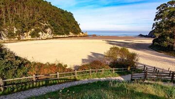 Situada en la desembocadura del río Cabra, es el límite costero entre Llanes y Ribadedeva. La Franca es una playa con forma triangular, de arena blanca, oleaje moderado y entorno semiurbano que dispone de todos los servicios. En bajamar conecta con otras calas como El Oso, El Viveru y Regorgueru. 