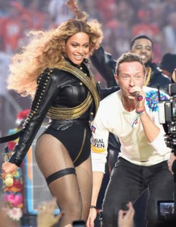Beyoncé y Chris Martin durante su actuación en el descanso de la Super Bowl 50.