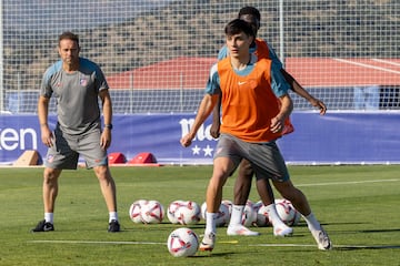 Gero Spina, con Tevenet de fondo, en la pretemporada del Atlético en Los Ángeles de San Rafael. 