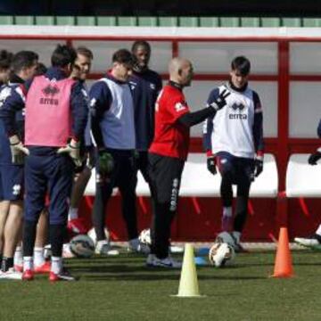 TRABAJO. Paco da a sus jugadores varias indicaciones durante el entrenamiento de ayer.