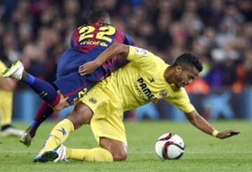 Dani Alves y Giovani Dos Santos.