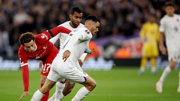 Liverpool (United Kingdom), 26/10/2023.- Curtis Jones (L) of Liverpool in action against Gabriel Suazo of Toulouse during the UEFA Europa League Group E match between Liverpool and Toulouse in Liverpool, Britain, 26 October 2023. (Reino Unido) EFE/EPA/ADAM VAUGHAN
