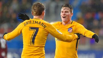 Gameiro y Griezmann celebran el gol del primero en Ipurua que le valió la victoria al Atlético.