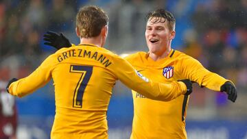 Gameiro y Griezmann celebran el gol del primero en Ipurua que le vali&oacute; la victoria al Atl&eacute;tico. 