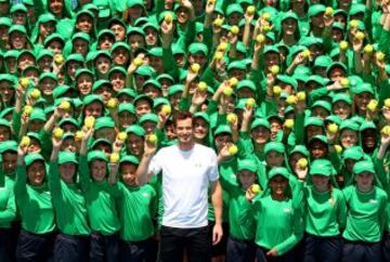 El británico Andy Murray se hace la foto de equipo anual con los recogepelotas del Abierto de Australia en Melbourne Park el pasado 12 de enero. 