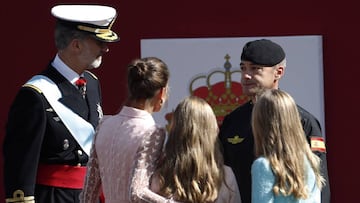 Los Reyes animan al paracaidista que chocó con una farola durante el desfile del 12-0