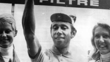 El ciclista británico Barry Hoban celebra una victoria