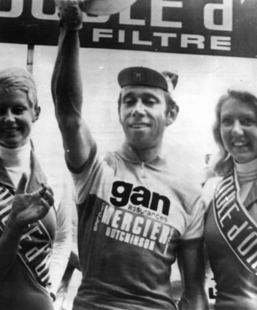 El ciclista británico Barry Hoban celebra una victoria