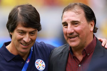 Daniel Garnero, entrenador de Paraguay, y Néstor Lorenzo, entrenador de Colombia, abrazándose y charlando antes del inicio del partido.