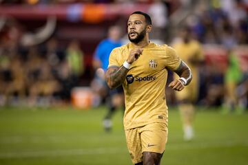 Por ¨²ltimo, Depay, un jugador que est¨¢ en la rampa de salida tras los fichajes de Lewandowski y Raphinha y que no ha hecho mala pretemporada. En su primer partido asisti¨® a Gavi desde el c¨®rner con un buen lanzamiento raso, adem¨¢s de, inventarse un aut¨¦ntico golazo dentro del ¨¢rea recortando al defensa con mucha clase. Contra el Real Madrid dej¨® buenos detalles t¨¦cnicos. Mostr¨® mucha actitud ante la Juventus, esforz¨¢ndose al m¨¢ximo. En su ¨²ltimo encuentro contra el New York Red Bull, estuvo muy listo para aprovechar un fallo de la defensa y el portero para marcar. El neerland¨¦s tiene muchas papeletas para irse, aunque ha demostrado que puede ser una pieza fundamental en este FC Barcelona.
