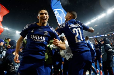 Achraf Hakimi, Lucas Hernández y sus compañeros celebran la victoria del PSG.
