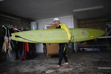 El surfista estadounidense, Garrett McNamara, antes de una nueva sesión en Praia do Norte.