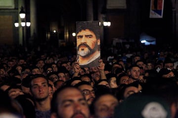Maradona, ciudadano ilustre de Nápoles. La gente volvió a salir a las calles de la ciudad para aclamar a su ídolo.