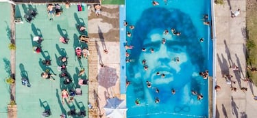 El rostro de Maradona en el fondo de una piscina