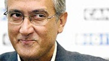 <b>CON HUMILDAD Y PICARDÍA.</B> El gesto retrata al Manzano que está en el Atlético: humilde pero pícaro y atento a la vez.