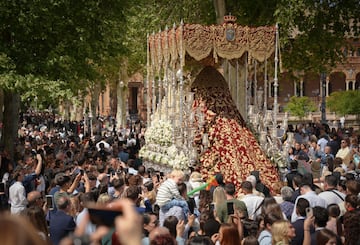 La hermandad de Santa Genoveva, a su paso por la Plaza de España, durante su estación de penitencia el Lunes Santo en Sevilla. 