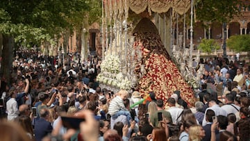 La hermandad de Santa Genoveva, a su paso por la Plaza de España, durante su estación de penitencia el Lunes Santo en Sevilla.