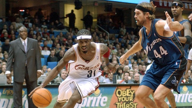 Ricky Davis, con la camiseta de los Cavaliers, en acción contra los Wizards.