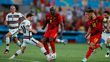 Romelu Lukaku of Belgium and Bernando Silva of Portugal in action during the UEFA EURO 2020, Round of 16 football match between Belgium and Portugal at La Cartuja stadium on June 27, 2021 in Seville, Spain.  AFP7  27/06/2021 ONLY FOR USE IN SPAIN