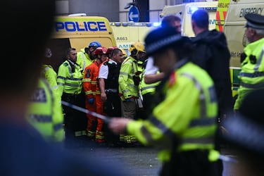 Un vehículo arremete contra aficionados del conjunto Red en el centro de la ciudad de Liverpool en la celebración del título de liga.