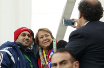 La presidenta de Chile Michelle Bachelet junto a los aficionados.