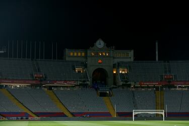 El partido entre el Barcelona y el Osasuna fue suspendido por el fallecimiento del médico del equipo, Carles Miñarro. La noticia se supo minutos antes del encuentro, y fue el mismo presidente del Barça, Joan Laporta, el que bajó al vestuario para comunicar a los jugadores que el partido no se disputaría.