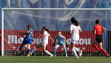 Partido de la Liga F entre Madrid CFF - Granada FC, Paola Ulloa frente al disparo de Carlota Suárez.