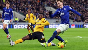 Soccer Football - Premier League - Everton v Wolverhampton Wanderers - Hill Dickinson Stadium, Liverpool, Britain - January 7, 2026 Wolverhampton Wanderers' Yerson Mosquera in action with Everton's James Garner Action Images via Reuters/Ed Sykes EDITORIAL USE ONLY. NO USE WITH UNAUTHORIZED AUDIO, VIDEO, DATA, FIXTURE LISTS, CLUB/LEAGUE LOGOS OR 'LIVE' SERVICES. ONLINE IN-MATCH USE LIMITED TO 120 IMAGES, NO VIDEO EMULATION. NO USE IN BETTING, GAMES OR SINGLE CLUB/LEAGUE/PLAYER PUBLICATIONS. PLEASE CONTACT YOUR ACCOUNT REPRESENTATIVE FOR FURTHER DETAILS..