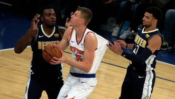 NY001. NUEVA YORK (ESTADOS UNIDOS), 30/10/2017.- El jugador Kristaps Porzingis (c) de los New York Knicks en acción ante Jamal Murray (i) de los Denver Nugget hoy, lunes 30 de octubre de 2017, durante el partido de baloncesto de la NBA entre los Denver Nuggets y los New York Knicks en el Madison Square Garden en Nueva York (EE.UU.). EFE/PETER FOLEY