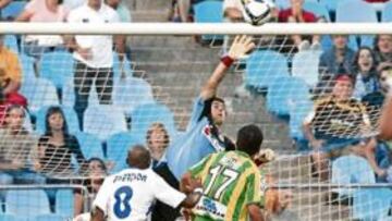 <b>MALA SUERTE. </b> Ewerthon envió al larguero este potente disparo desde la frontal del área. De haber entrado, el Zaragoza se habría puesto 3-1 a falta de 14 minutos.