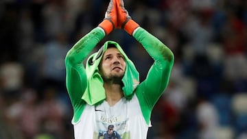 El portero croata Danijel Subasic saludando a su afición con una camiseta que rinde homenaje a su excompañero y amigo íntimo fallecido Hrvoje Custic tras ganar a Dinamarca en los octavos de final del Mundial de Rusia en la tanda de penaltis.