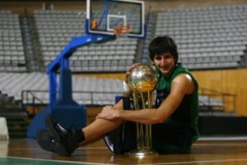 Ricky Rubio jugó con el Joventut de Badalona desde 2005 al 2009. En la imagen posa con la Copa del Rey de 2009.