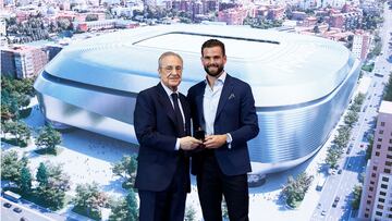 Nacho, junto a Florentino Pérez, en su acto de despedida.