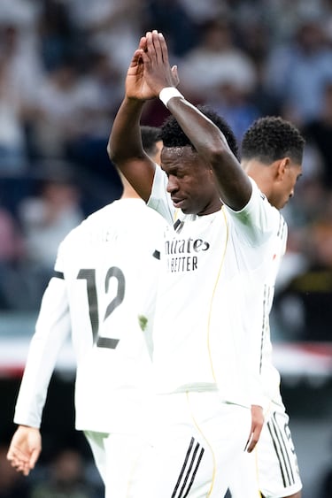 Vinicius, tras marcar el segundo gol, hizo el gesto claro de llevarse las manos al pecho y levantar las palmas, una señal habitual de disculpa dirigida a la grada, sin una celebración efusiva. El gesto fue interpretado como una disculpa por momentos anteriores del partido y por la tensión con parte del público del Bernabéu, que venía pitándole antes del gol. En el momento del gesto de perdón, se escuchó una mezcla de aplausos y silencio, con algunos pitidos aislados que se fueron apagando poco a poco.