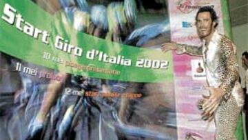<b>LA ESTRELLA DE LA PRESENTACIÓN.</b> Mario Cipollini, vestido de leopardo, fue el protagonista en el día previo al inicio del Giro de Italia 2002.