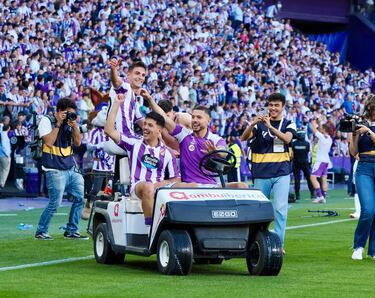 Los jugadores del Valladolid celebran con la afición el regreso a Primera División. 