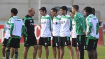 Pepe Mel, durante un entrenamiento del equipo sevillano.