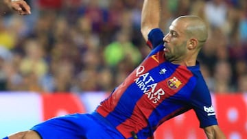 Mascherano le roba una pelota a Ben Yedder durante el FC Barcelona-Sevilla. 