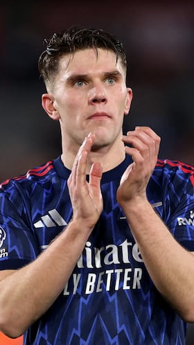 Soccer Football - Premier League - Brentford v Arsenal - GTech Community Stadium, London, Britain - February 12, 2026 Arsenal's Viktor Gyokeres applauds fans after the match REUTERS/David Klein EDITORIAL USE ONLY. NO USE WITH UNAUTHORIZED AUDIO, VIDEO, DATA, FIXTURE LISTS, CLUB/LEAGUE LOGOS OR 'LIVE' SERVICES. ONLINE IN-MATCH USE LIMITED TO 120 IMAGES, NO VIDEO EMULATION. NO USE IN BETTING, GAMES OR SINGLE CLUB/LEAGUE/PLAYER PUBLICATIONS. PLEASE CONTACT YOUR ACCOUNT REPRESENTATIVE FOR FURTHER DETAILS..
