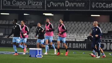 Jugadores FC Cartagena calentando.