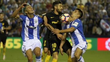 Yannick Carrasco pelea un balón con Martín Mantovani durante el Leganés - Atlético de Madrid de la temporada pasada disputado en el estadio de Butarque.