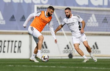 Benzema, con Carvajal, durante el entrenamiento del martes en Valdebebas.