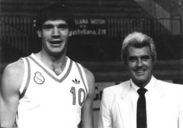 Con Lolo Sainz, su entrenador en el Real Madrid, equipo al que llegó en 1981.